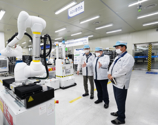 석영철 한국산업기술진흥원(KIAT) 원장(가운데)이 규제자유특구기업 에스엘 전자공장에서 실증중인 이동식협동 로봇을 점검하고 있는 모습. <한국산업기술진흥원>